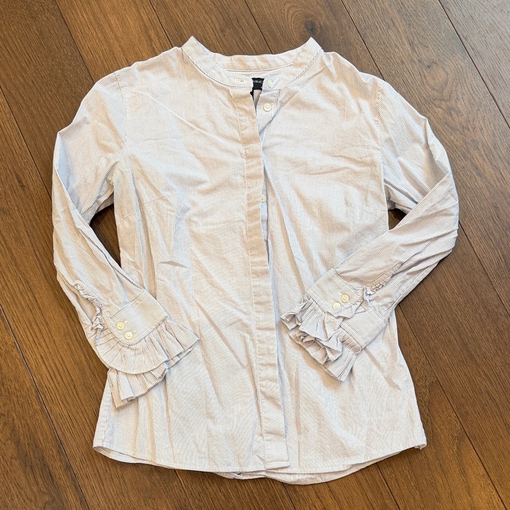Banana Republic Striped Button-Up Blouse with Ruffled Cuffs Size 4 C2-013